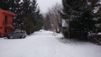 Prijazdova cesta od smerovej tabule.